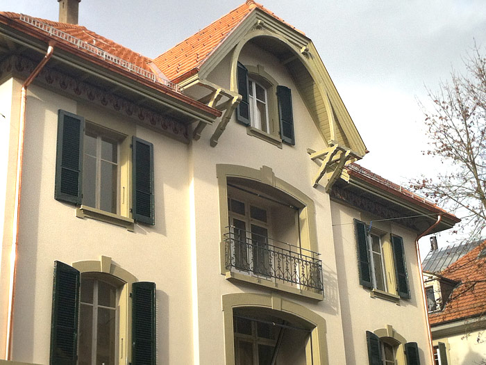 Restauration und Denkmahlpflege Nachher Fassade mit Mineralfarben Fensterläden und Holzwerk mit Ölfarben